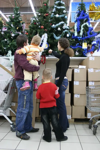 Familia en la tienda de Navidad — Foto de Stock