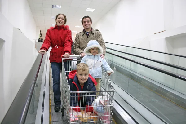 Семья на лифте магазина — стоковое фото