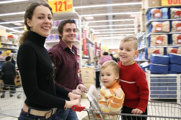 Bewegende familie in winkel — Stockfoto