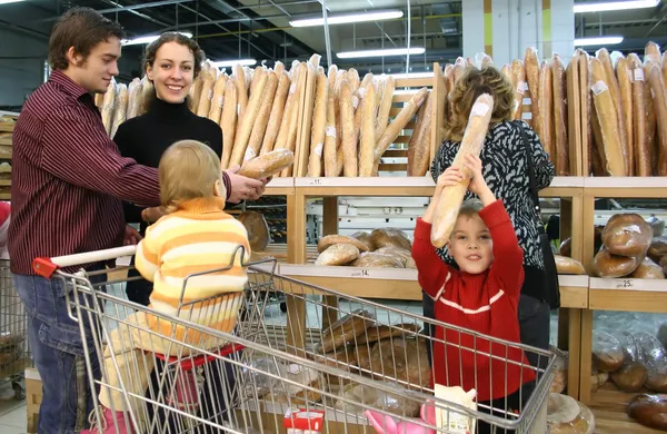 Famiglia nel negozio di pane — Foto Stock