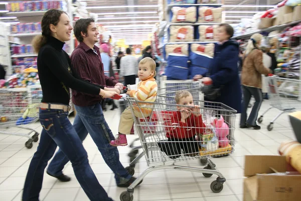 Přirozený pohyb rodina v obchodě — Stock fotografie