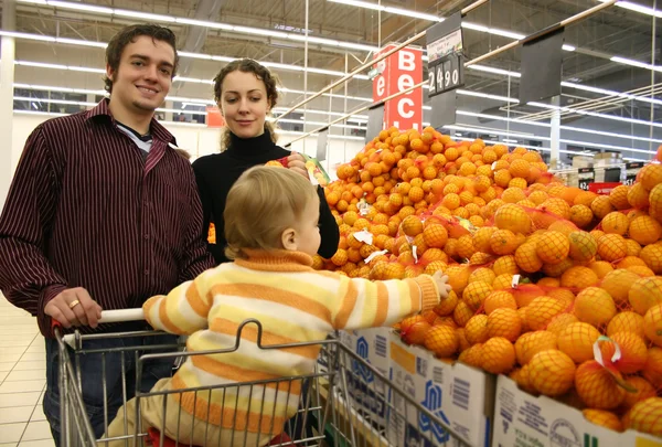 Family in shop — Stock Photo, Image