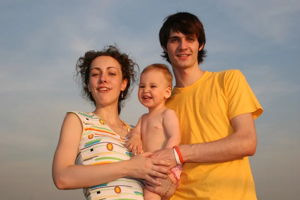 Familia con bebé primer plano noche — Foto de Stock