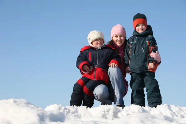 Madre con hijos. invierno —  Fotos de Stock