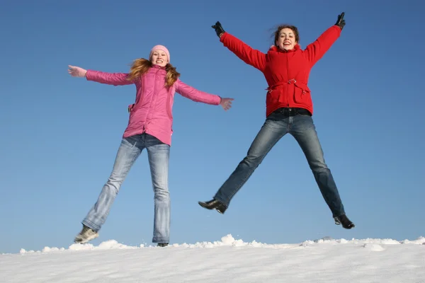 Meisjes springen. winter. — Stockfoto