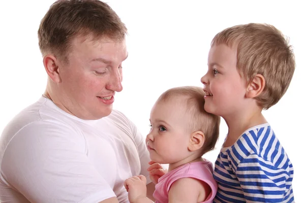 Vater mit zwei Kindern auf dem Schoß — Stockfoto