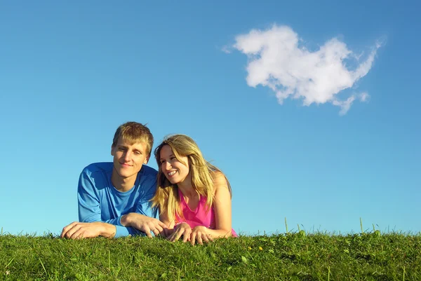 Casal encontra-se no prado com nuvem — Fotografia de Stock