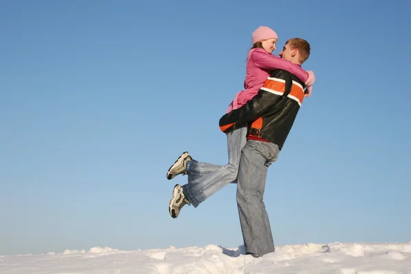 Девочка на руках у мальчика. зима — стоковое фото