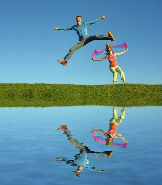 Par hoppa på gräs — Stockfoto