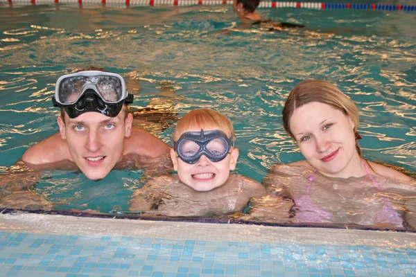 Familie in overdekte zwembad — Stockfoto