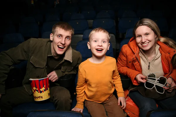 Familie im Kino — Stockfoto