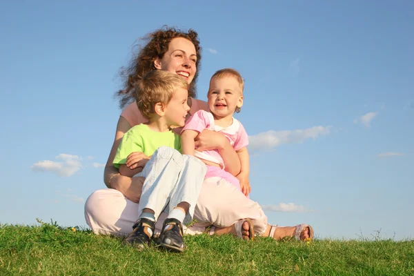 Matka s dětmi na louce — Stock fotografie