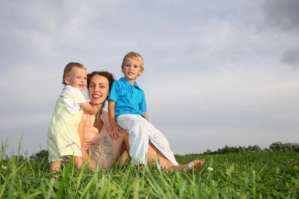 Anne ve çocuklar çayırda — Stok fotoğraf