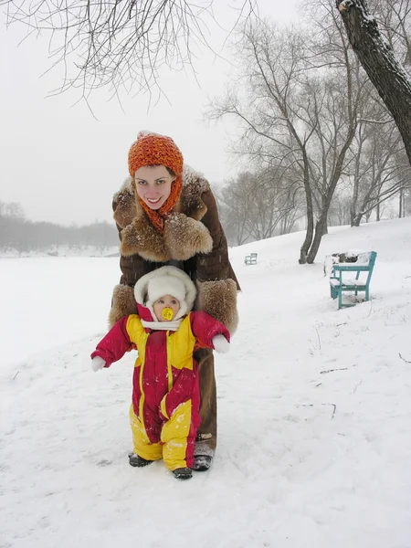 Mamma med barn i Vinterparken — Stockfoto