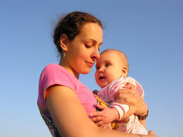 Anne ile bebek gökyüzü altında — Stok fotoğraf