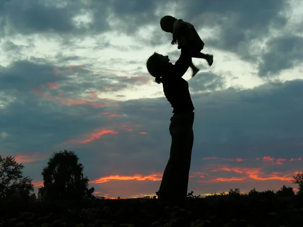 Bebek annesiyle siluet — Stok fotoğraf