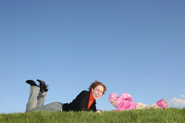 草に横たわって、赤ちゃんと母親 — ストック写真