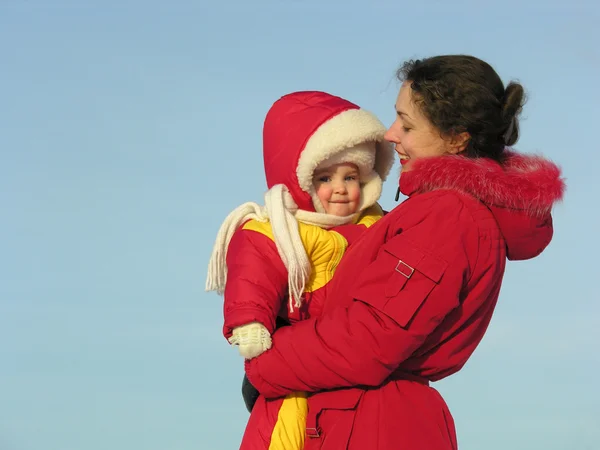 Mamma med barn. vinter — Stockfoto