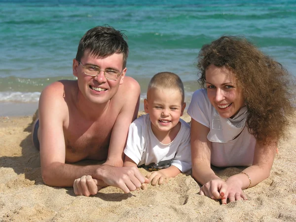 Family lies on beach 2 — Stock Photo, Image