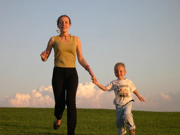 Running mother with son — Stock Photo, Image