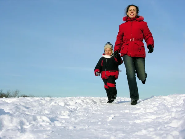 Μητέρα με γιο που τρέχει. χειμώνα. — Φωτογραφία Αρχείου