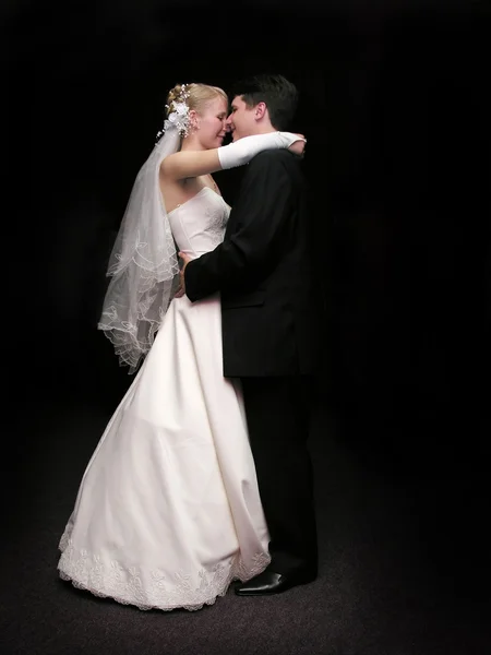 Sposa e sposo che ballano al buio — Foto Stock