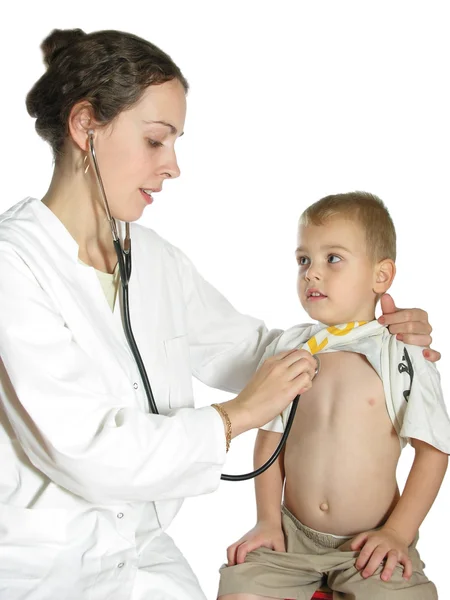 医生通过听诊器 3 评估儿童 — 图库照片