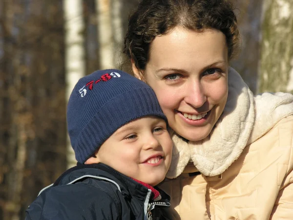 Mutter mit Sohn-Gesichtern. 3. November — Stockfoto