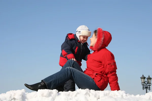 Mamma sitter med son. vinter — Stockfoto