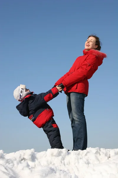 Mãe com filho em pé. inverno — Fotografia de Stock