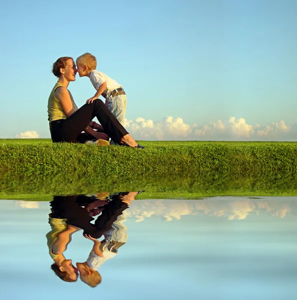 Mutter mit Sohn bei Sonnenuntergang Kuss auf Nase. Lange. Wasser — Stockfoto