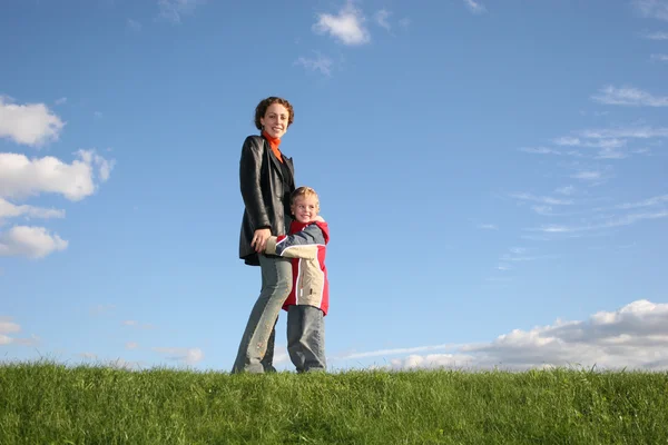 Mamma med son på gräs — Stockfoto