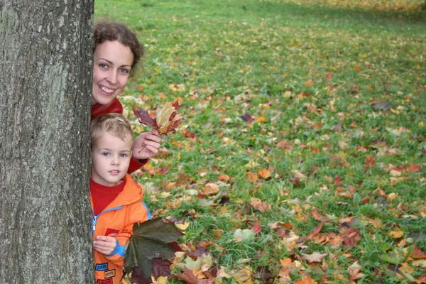 Outono mãe com criança — Fotografia de Stock