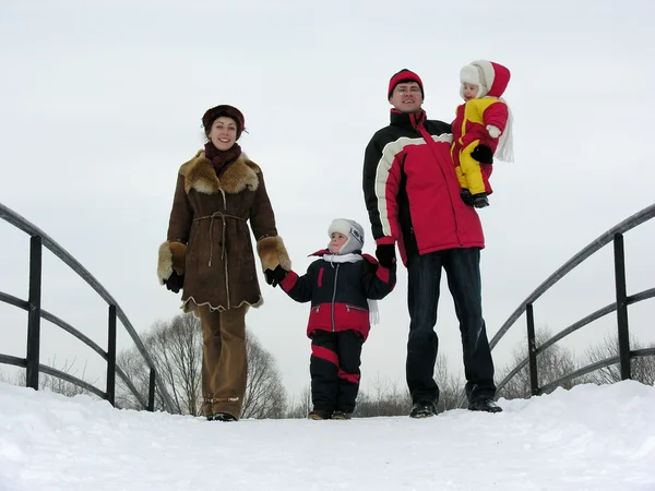 Família de quatro na ponte de inverno — Fotografia de Stock