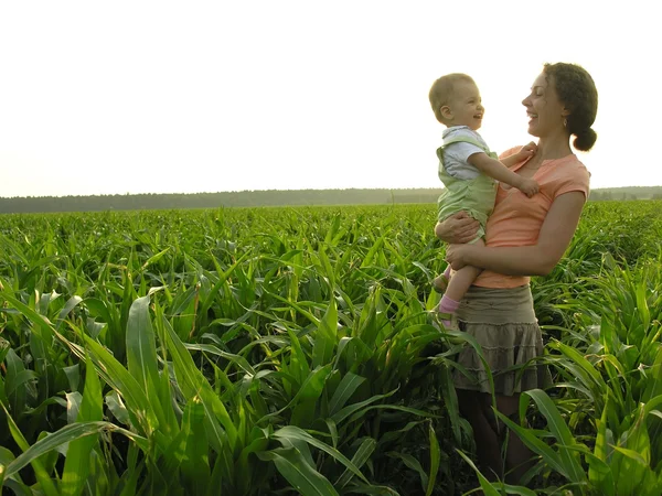 Mother with baby in field — Stock Photo, Image