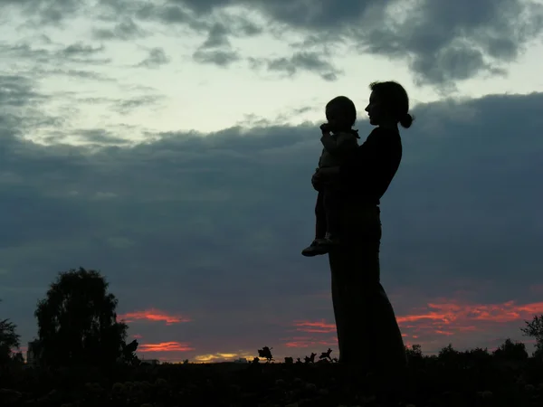 Bebek annesiyle siluet — Stok fotoğraf