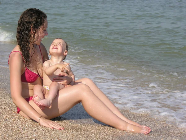 Anne ile bebek plajda — Stok fotoğraf