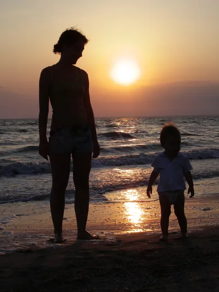 Μητέρα με το μωρό στην παραλία — Φωτογραφία Αρχείου