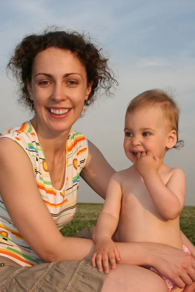 Anne ile bebeği sundown — Stok fotoğraf