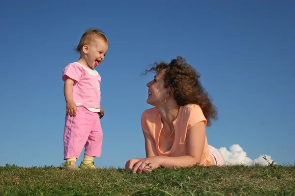 Мати з дитиною на траві — стокове фото