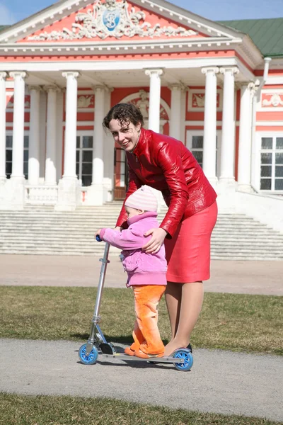 Mère avec bébé sur scooter dans kuskovo moscou — Photo