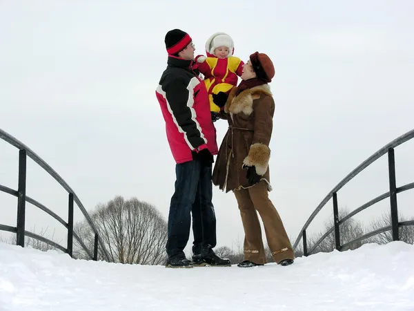 Rodzina z dzieckiem na zimowe most — Zdjęcie stockowe