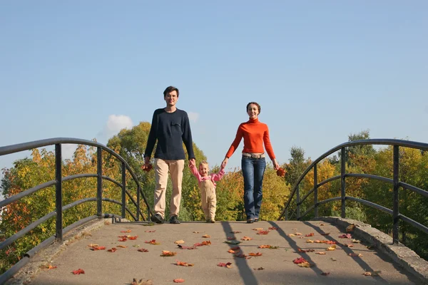 Familie mit Baby auf Herbstbrücke — Stockfoto