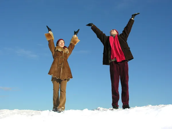 Echtpaar met handen omhoog. winter — Stockfoto