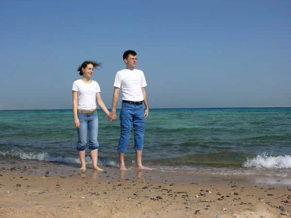 Couple stand. faces. sea. sunny day — Stock Photo, Image