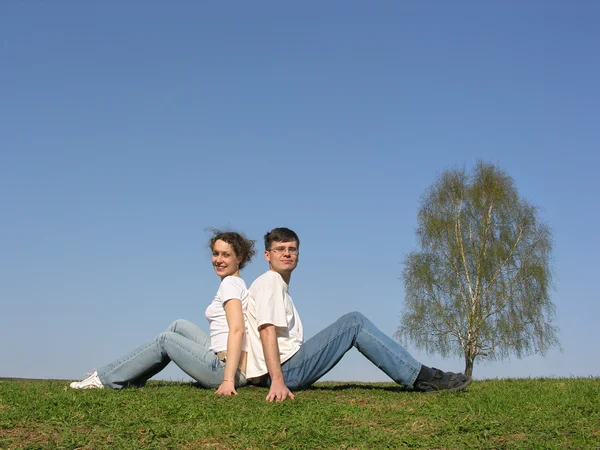 Sitzendes Paar. Frühling. — Stockfoto