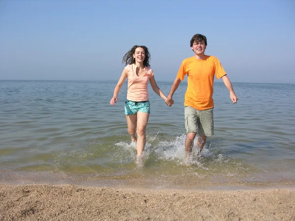 Couple courir sur la plage — Photo