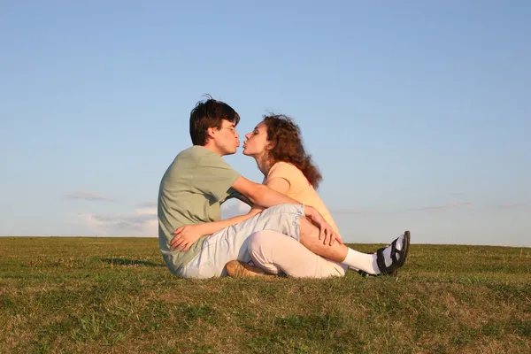 Beijo casal — Fotografia de Stock