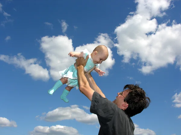 Отец с младенцем в небе — стоковое фото