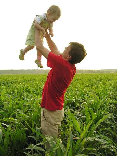 Vader met baby in veld — Stockfoto
